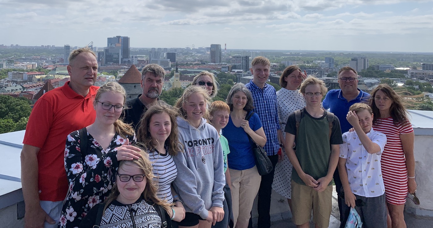 Monika (par.) koos Toronto Eesti Kooli õpilaste ja peredega Tallinnas Toompeal juunis 2019.